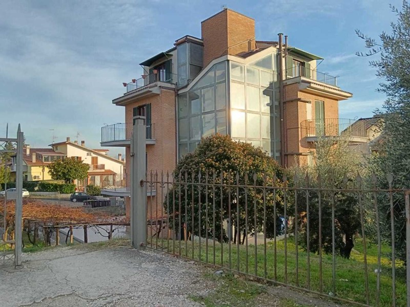 Casa Indipendente in Vendita a Amelia, 429 m²