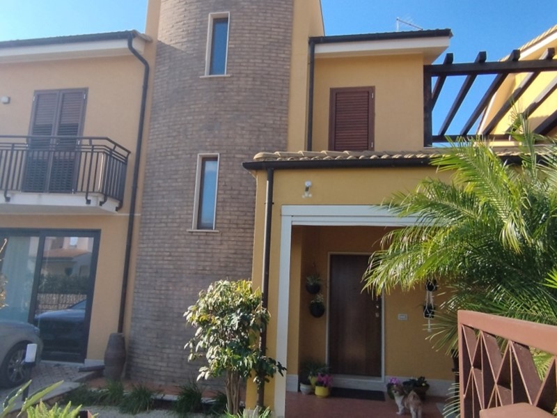 Casa Semi Indipendente in Vendita a Siracusa, zona Belvedere CittÃ  Giardino, 320'000&euro;, 150 m², con Box