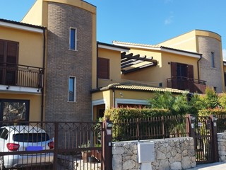 Casa Semi Indipendente in Vendita a Siracusa, zona Belvedere CittÃ  Giardino, 320'000&euro;, 150 m², con Box