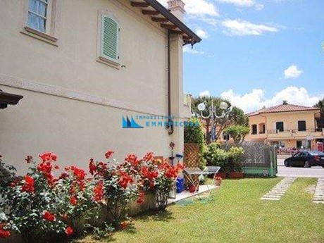 Villetta a schiera in Vendita a Montignoso, zona Cinquale, 1'300'000€, 160 m², arredato