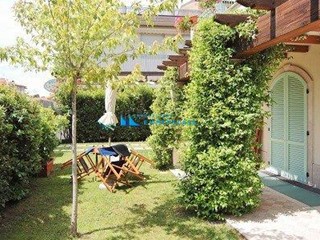 Villa bifamiliare in Vendita a Montignoso, zona Cinquale, 1'300'000&euro;, 160 m², arredato