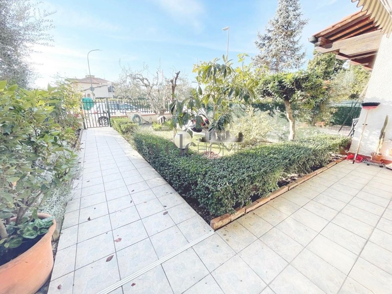 Villetta a schiera in Vendita a Campi Bisenzio, zona San Giusto, 400'000€, 120 m², con Box