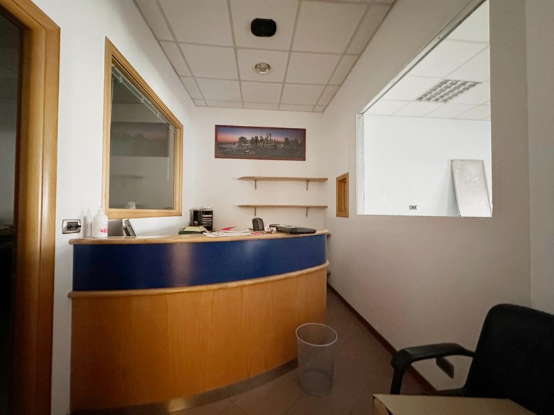 Ufficio in Affitto a Lucca, zona Arancio, 1'000€, 110 m²