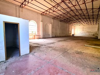 Capannone in Vendita a Colle di Val D'Elsa, 111'000€, 620 m²
