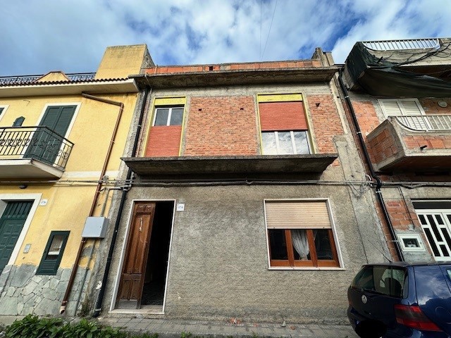 Casa Indipendente in Vendita a Barcellona Pozzo di Gotto, 75'000€, 220 m²