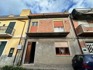 Casa Indipendente in Vendita a Barcellona Pozzo di Gotto, 75'000€, 220 m²