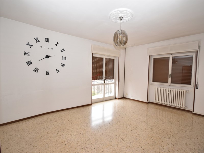 Appartamento in Vendita a Borgomanero, 105'000€, 117 m², con Box