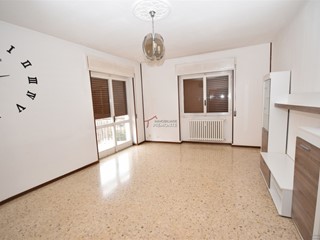 Appartamento in Vendita a Borgomanero, 105'000€, 117 m², con Box