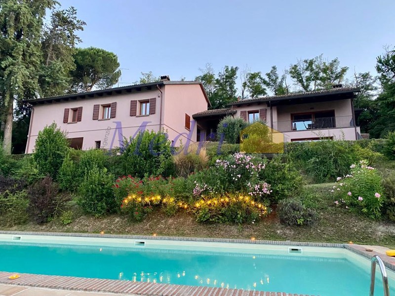 Villa in Vendita a Cesena, zona Madonna dell'Olivo, 345 m², con Box