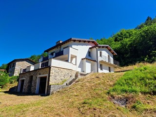 Villa bifamiliare in Vendita a Barga, zona Fornaci di Barga, 160'000&euro;, 200 m², con Box