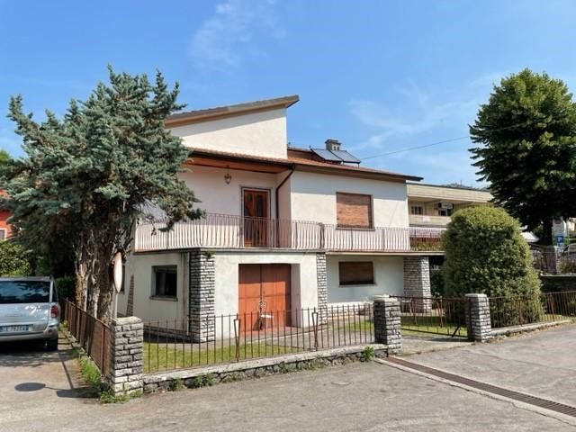 Casa Indipendente in Vendita a Barga, 200'000&euro;, 400 m², con Box