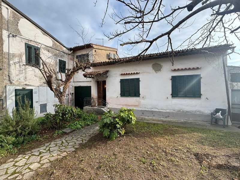 Villa bifamiliare in Vendita a Capannoli, zona San Pietro In Belvedere, 199'000€, 210 m², con Box