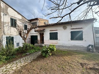 Villa bifamiliare in Vendita a Capannoli, zona San Pietro In Belvedere, 199'000€, 210 m², con Box