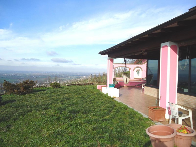 Villa in Vendita a Pietra de' Giorgi, 450'000€, 400 m²