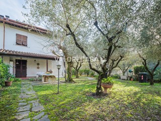 Casa Semi Indipendente in Vendita a Carrara, zona Sant'Antonio, 475'000€, 230 m²