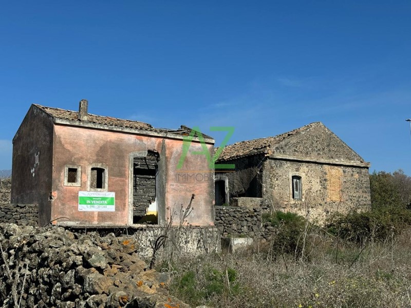 Casale in Vendita a Belpasso, zona Centro, 230'000€, 350 m²