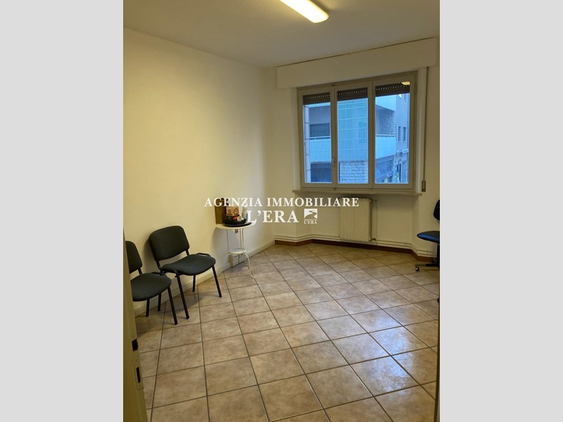 Ufficio in Affitto a Pontedera, 500€, 50 m²