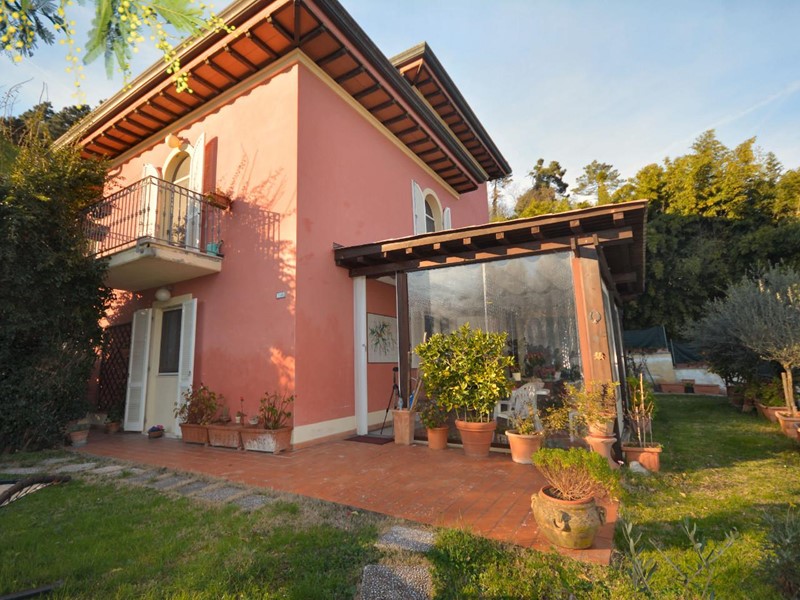 Villetta a schiera in Vendita a Lucca, zona Arliano, 390'000€, 180 m²