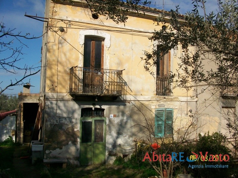 Casale in Vendita a Castel Frentano, 23'000€, 270 m²