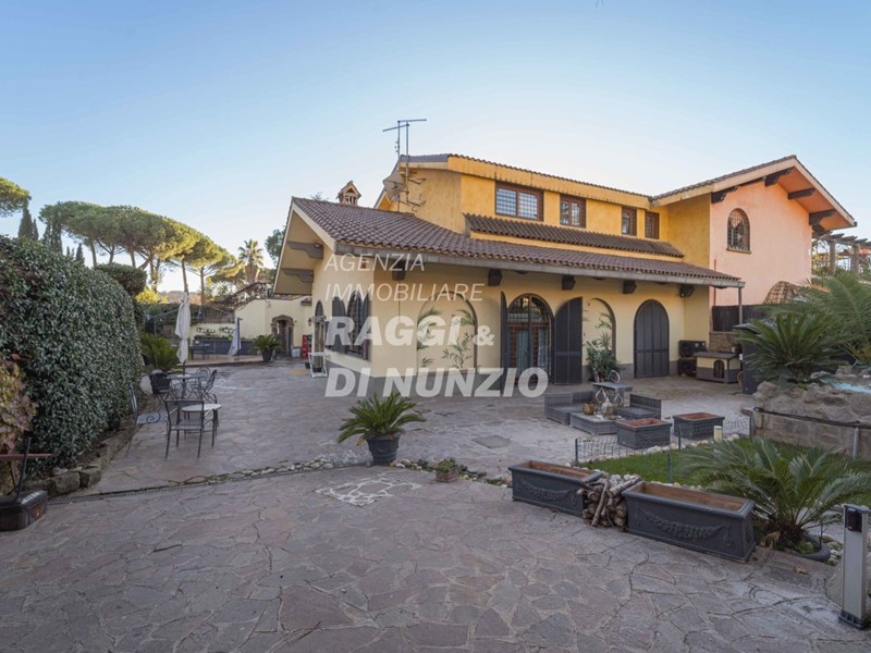 Appartamento in Vendita a Grottaferrata, 620'000€, 240 m²