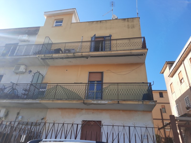 Trilocale in Vendita a Roma, zona Due Leoni, 99'000€, 97 m²