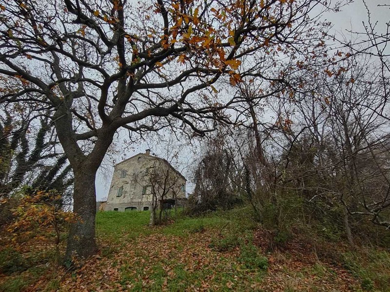 Casa Indipendente in Vendita a Poggio San Marcello, 45'000€, 400 m², con Box