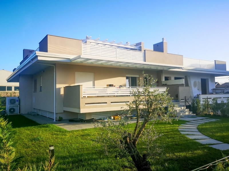 Villa bifamiliare in Vendita a Massa, zona Marina di Massa, 650'000&euro;, 159 m²