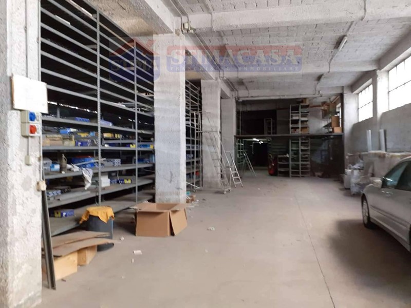 Capannone in Affitto a Casoria, 1'800€, 630 m²