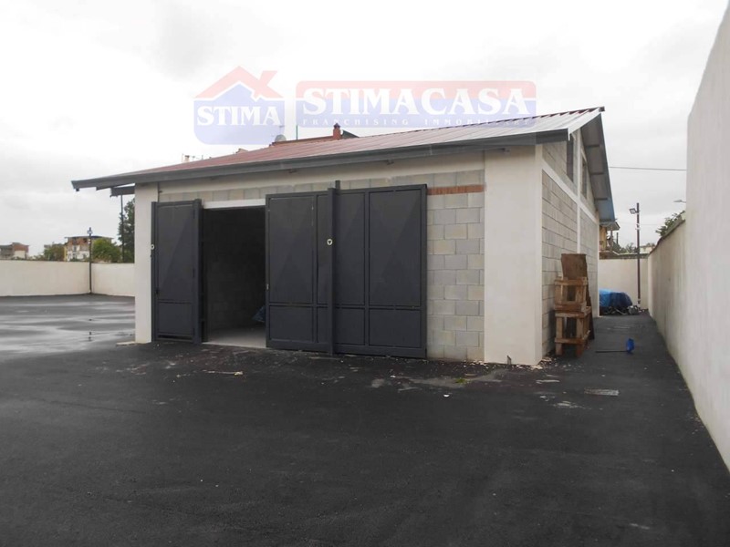 Capannone in Affitto a Afragola, 1'500€, 180 m²
