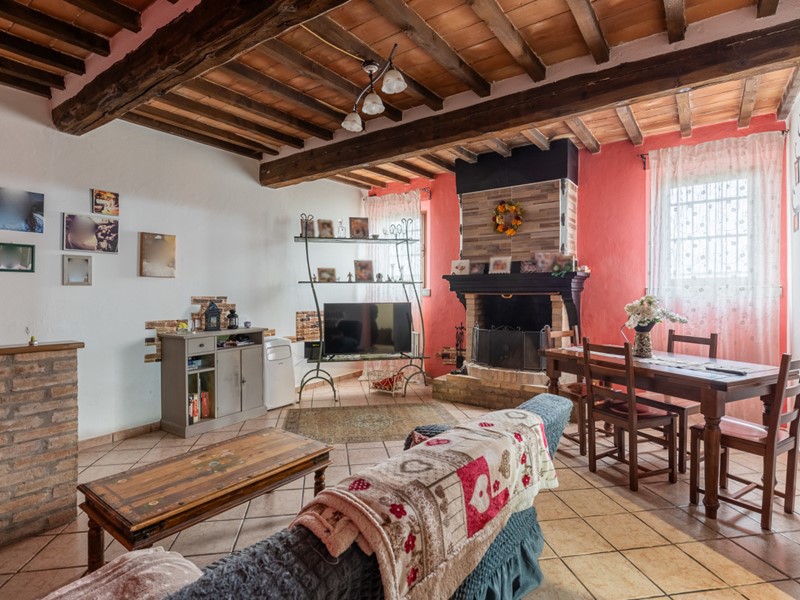 Rustico in Vendita a Cento, zona Alberone, 290'000€, 260 m²