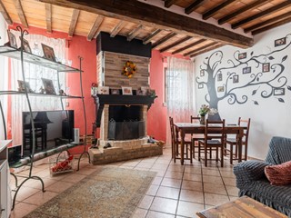 Rustico in Vendita a Cento, zona Alberone, 290'000€, 260 m²