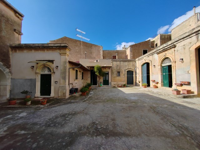 Casa di corte in Vendita a Avola, zona CENTRO STORICO, 640'000€, 406 m²