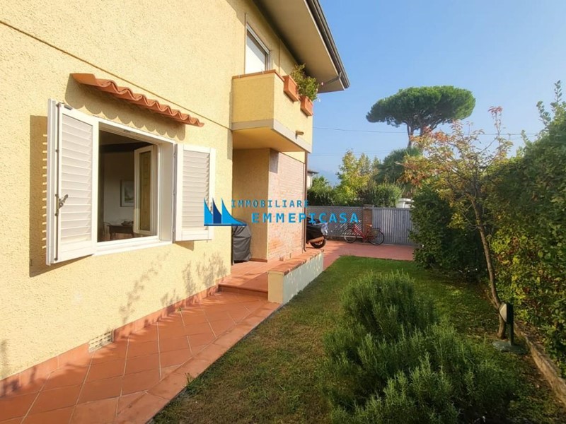Villa bifamiliare in Vendita a Forte dei Marmi, 760'000€, 90 m², arredato