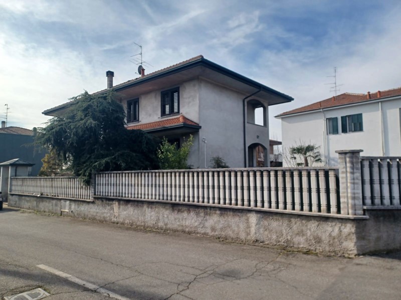 Villa in Vendita a Buscate, 400'000€, 240 m²
