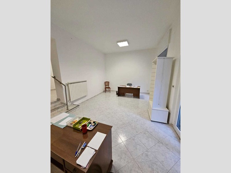 Immobile commerciale in Affitto a Savona, 1'200€, 120 m²