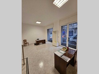 Immobile commerciale in Affitto a Savona, 1'200€, 120 m²