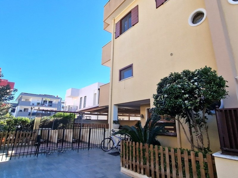 Villa in Vendita a Mondragone, zona Via Volpicella, 233'000€, 250 m²