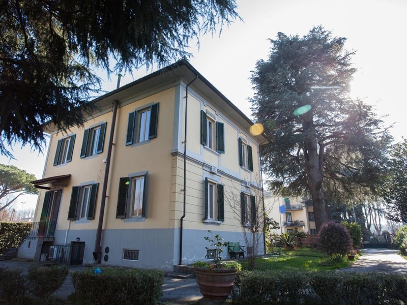 Villa in Vendita a Lucca, zona San Marco, 790'000€, 300 m², con Box