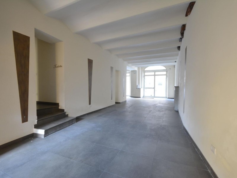 Immobile commerciale in Affitto a Lucca, 3'500€, 150 m²