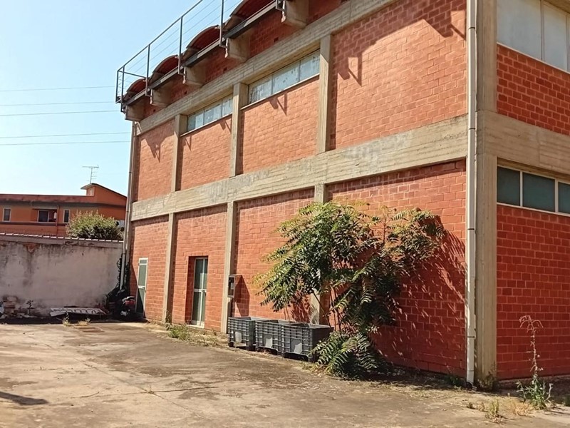 Magazzino in Affitto a Empoli, 2'450&euro;, 500 m²