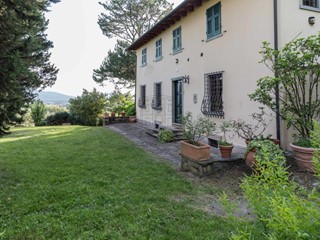 Casale in Vendita a Capannori, zona Est, 640'000€, 350 m²