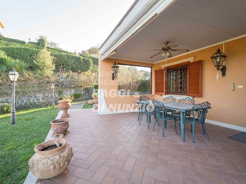 Villa in Vendita a Frascati, 695'000&euro;, 330 m², con Box