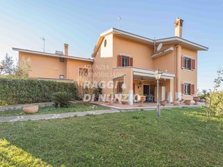 Villa in Vendita a Frascati, 695'000&euro;, 330 m², con Box