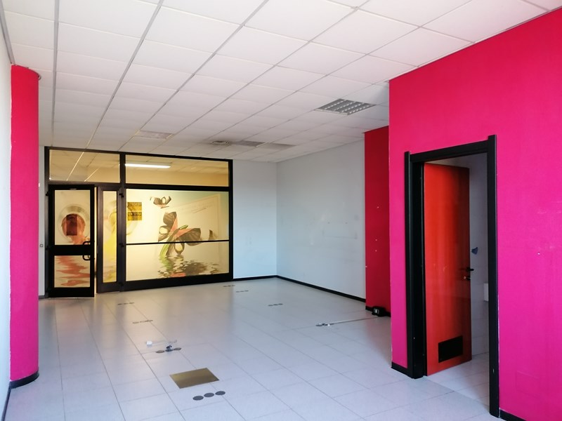 Negozio in Affitto a Volpiano, zona Via Trento n.135, 350€, 50 m²