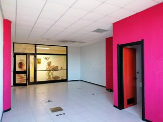 Negozio in Affitto a Volpiano, zona Via Trento n.135, 350€, 50 m²