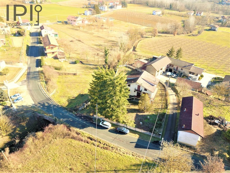 Villa in Vendita a Denice, zona Piani Superiori, 180'000€, 350 m²