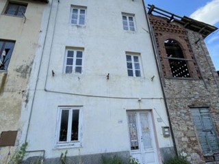 Casa Indipendente in Vendita a Lucca, zona Fagnano, 110'000€, 178 m²