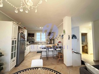 Villa bifamiliare in Vendita a Pietrasanta, 600'000€, 200 m², arredato