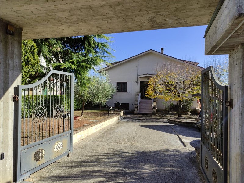 Villa in Vendita a Rosciano, 279'000€, 400 m²