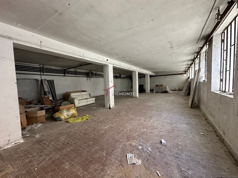Capannone in Vendita a Grignasco, 495'000€, 1800 m²